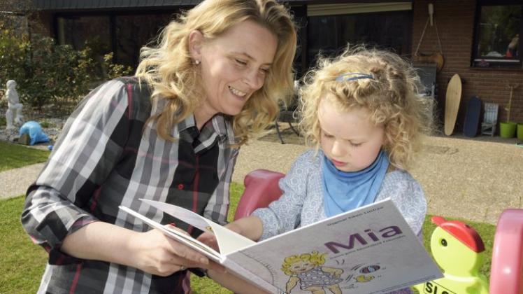 Mias Autismus sehen ihr andere nicht an. Damit die Kinder im Kindergarten verstehen, warum die Dreijährige anders ist, hat ihre Mutter Dagmar Eiken-Lüchau ein Bilderbuch geschrieben. 