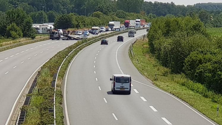 Nach einem Unfall auf der A30 staut sich der Verkehr in Fahrtrichtung Amsterdam. 