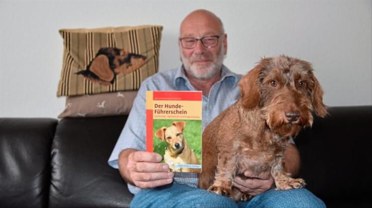 Hund und Heft: Das brauche man für den Hundeführerschein, sagt Prüfer Uwe Behnken aus Delmenhorst. 
