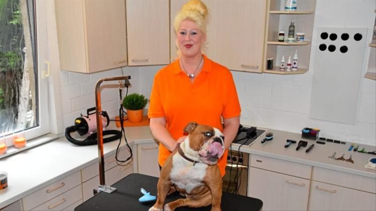 In ihrem Salon „Doggystylezz“ frisiert Monique Haase Hunde. 