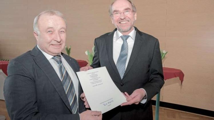 Für seine Verdienste um die duale Ausbildung wurde Johannes Brockmeyer (rechts) ausgezeichnet. Zu den Gratulanten gehörte auch Regierungsschuldirektor Matthias Pietsch. 