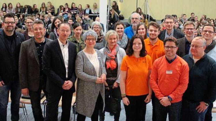 Referenten von rund 20 Institutionen stellten sich beim Berufsinfotag im Mariengymnasium Papenburg den rund 160 Elftklässlern vor. 