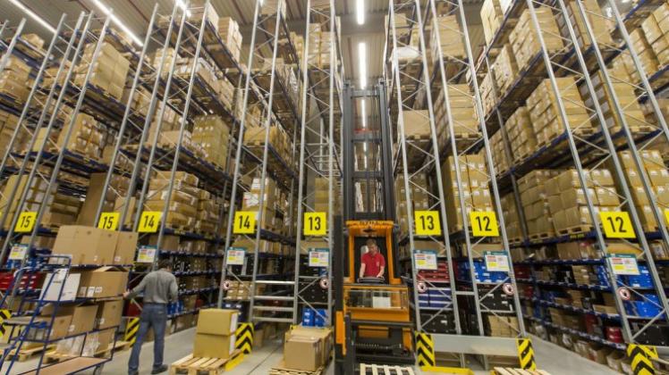 Den Mitarbeitern im Adidas-Logistikzentrum in Rieste nordöstlich von Osnabrück stehen anstrengende Monate bevor. Von Juni bis August ist Hochsaison. 