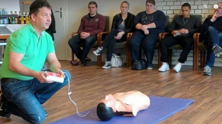 Fortbildung der Schwimmmeister des Nordens: BDS-Referent Stefan Freriks demonstriert die korrekte Anwendung des Defibrillators. 