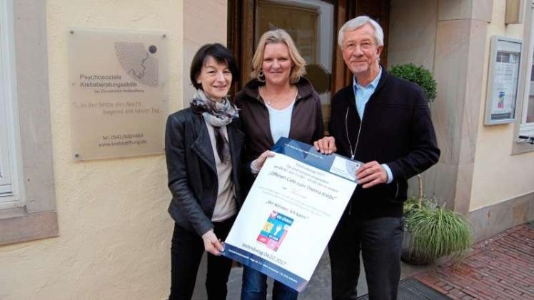 Annette Finke und Martina Axmann (von links) von der der Krebsberatungsstelle und Klaus Havliza von der Krebsstiftung laden am Samstag zu einem offenen Café im Forum am Dom ein. 