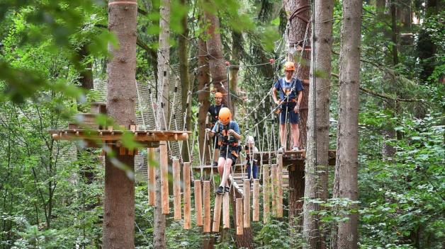 Ein Kletterwald bietet Herausforderungen für Jung und Alt. Foto: imago/Sven Simon Ein Kletterwald bietet Herausforderungen für Jung und Alt. Foto: imago/Sven Simon