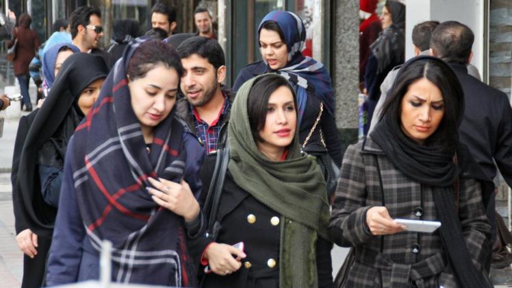 Auch wenn ihnen ein Bußgeld droht: Viele junge Iranerinnen pfeifen auf eine vollständige Bedeckung ihrer Haare und Silhouette. Das erkennt nun auch die iranische Obrigkeit an. Foto: imago/Kyodo News