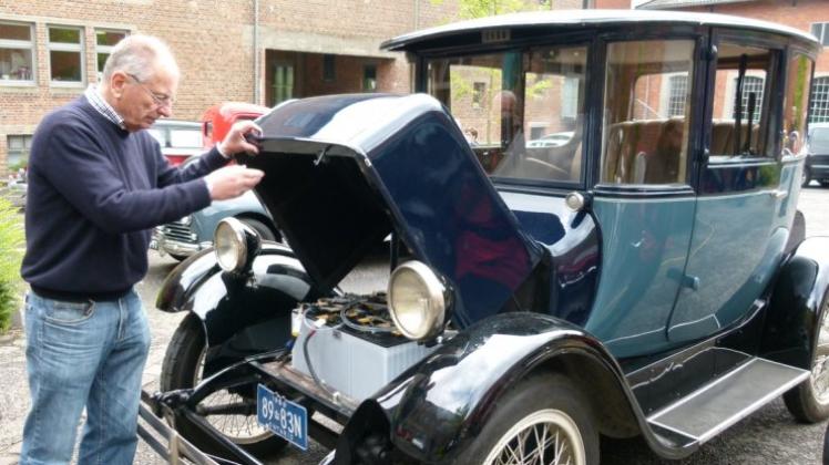 Oma Duck fuhr ganz ohne Abgase: Den Detroit Electric, den Heiner Rösler für das Treffen im Hof des Automuseums vorfuhr, machte Walt Disney unvergesslich. 