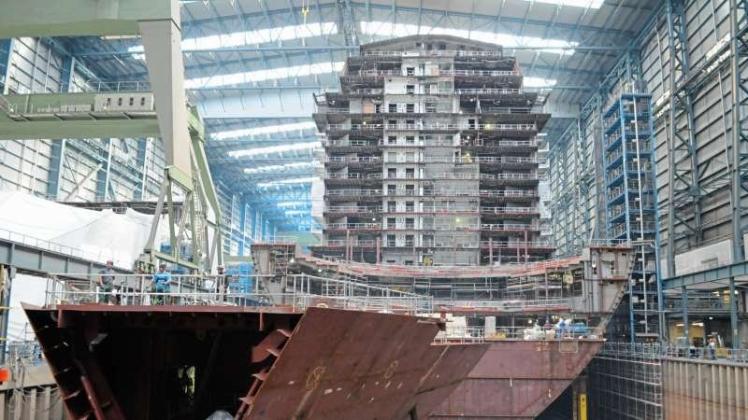 Der Boom für Kreuzfahrten und damit die Nachfrage nach neuen Schiffen hält an. Unser Foto zeigt die Baudockhalle der Meyer Werft, die bis in das Jahr 2023 ausgelastet ist. 