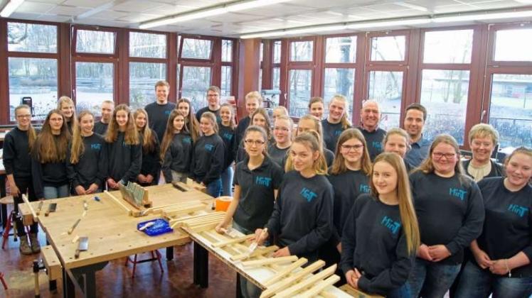 24 Mädchen des Schulzentrums Lohne konnten Erfahrungen mit dem Werkstoff Holz machen.