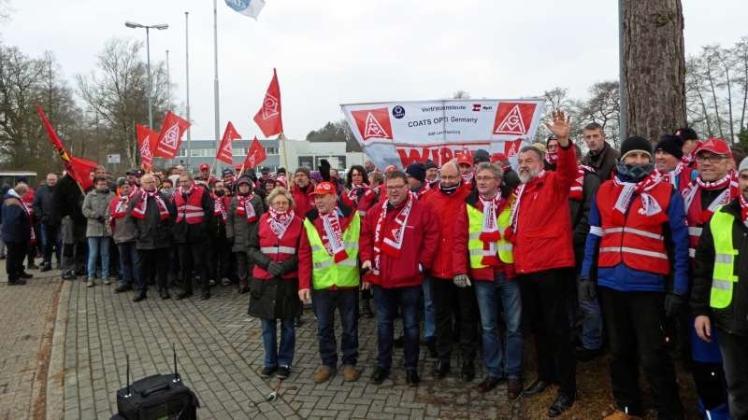 Vor dem Werkstor bei Coats Opti in Rhauderfehn traten nach Gewerkschaftsangaben mehr als 100 Beschäftigte in den Warnstreik. 
