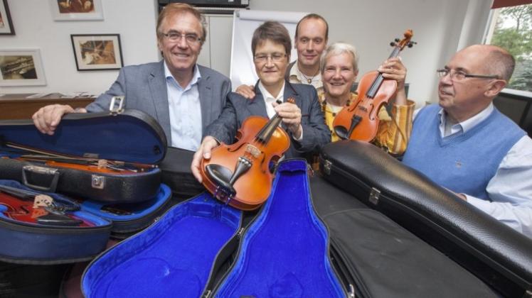 Auf eine lange Reise werden die 40 Geigen aus Osnabrück gehen. Das Foto zeigt (von links) Josef Stühlmeyer (Pianohaus Kemp), Claudia Kayser-Kadereit (FME), Patrick Pagendarm (FME), Christine Teske, die den Kontakt nach Bolivien hergestellt hat und Hans-Ulrich Baumann (FME). Foto Jörn Martens