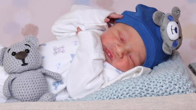 Hallo, ich bin Luan. Mein Name hat verschiedene Bedeutungen: Licht oder Löwe. Beides klingt gut, nur weiß ich noch gar nicht genau, wie ein Löwe aussieht. Ich bin nämlich erst am 7. Oktober um 10.52 Uhr geboren. Dabei wog ich 50 Zentimeter und wog 3510 Gramm. Meine Eltern Ilirjeta und Besnik Bajqinouci freuen sich sehr. Foto: Galina Kraider Hallo, ich bin Luan. Mein Name hat verschiedene Bedeutungen: Licht oder Löwe. Beides klingt gut, nur weiß ich noch gar nicht genau, wie ein Löwe aussieht. Ich bin nämlich erst am 7. Oktober um 10.52 Uhr geboren. Dabei wog ich 50 Zentimeter und wog 3510 Gramm. Meine Eltern Ilirjeta und Besnik Bajqinouci freuen sich sehr. Foto: Galina Kraider