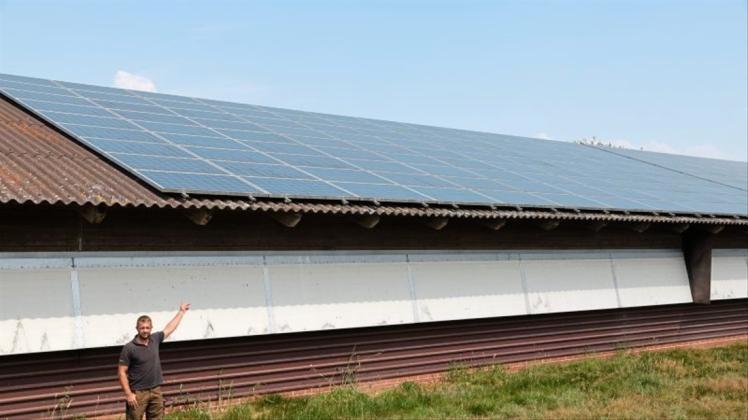 Seine Fotovoltaik-Anlagen laufen derzeit auf Hochtouren, sagt Landwirt Axel Iben aus Strudthafe. 