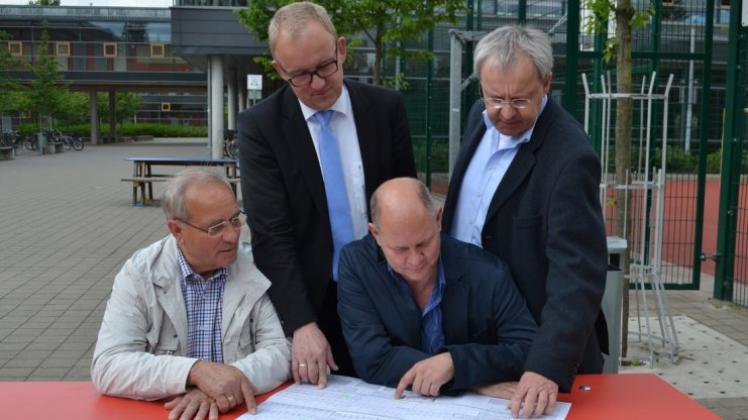 Die CDU-Politiker Frank Schröder (von links) und Volker Meyer informierten sich gestern bei den KGS-Leitern Torsten Mehrwald und Josef Fittkau über die Problematik der neuen Stundentafeln. 