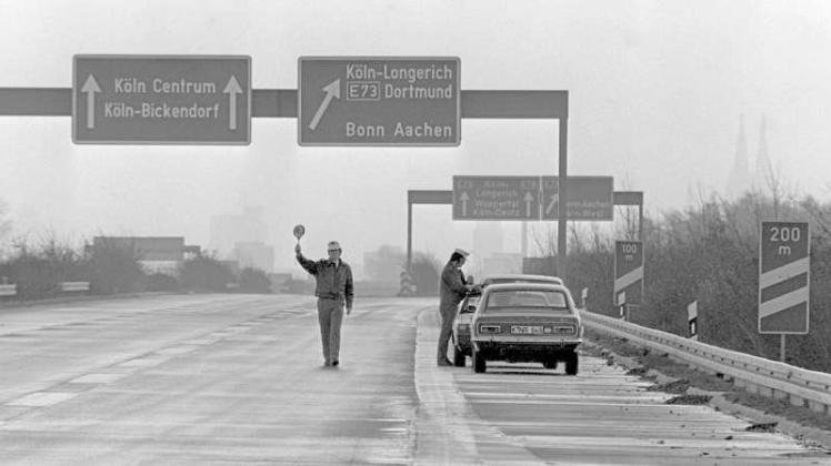 Polizisten kontrollierten am 25. November 1973 am Autobahnkreuz Köln-Nord die Einhaltung des Fahrverbots, das nur mit Sondergenehmigungen umgangen werden konnte. 