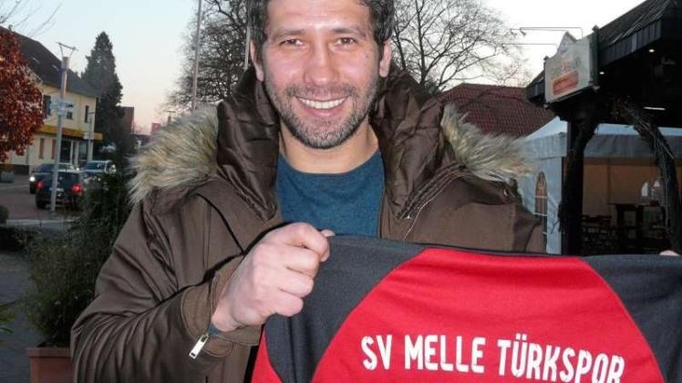 Ex-Profi Mehmet Yozgatli heute mit der Jacke seines Vereins Melle Türkspor. 