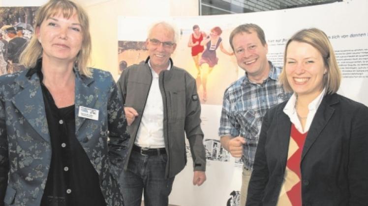 Auf die Spuren des Kurschattens begibt sich eine Ausstellung, die von (von links) Simone Brundiek, Dr. Rolf Westheider, Arnold Beuke und Gerhild Averbeck im Sole-Vital-Bad eröffnet wurde. 