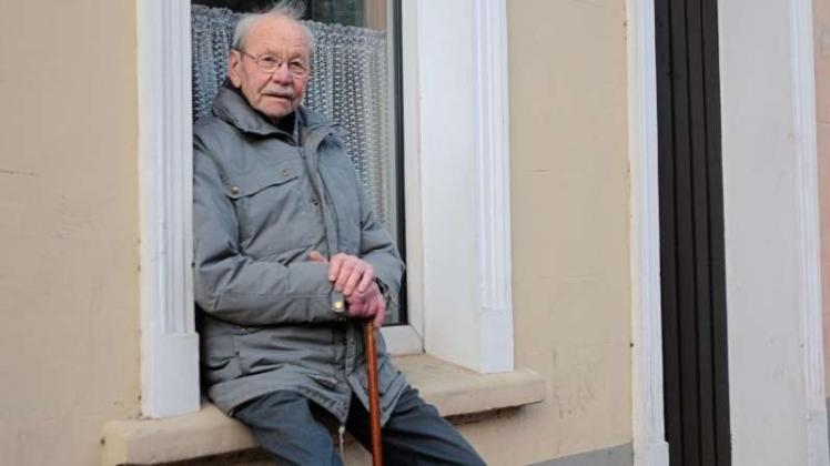 Der ehemalige Meppener Kneipier Anton Nordgerling feiert heute seinen 90. Geburtstag. Auf dem Foto sitzt er auf der Fensterbank seiner Kneipe. 