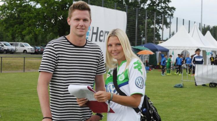 Heimaturlaub: Patrick Drewes, seit 2012 im Profi-Kader des VfL Wolfsburg, besuchte den Junior-Cup. Freundin Steffi Kroner (TV Jahn Delmenhorst II) betreute – natürlich – das Wolfsburger U11-Team.