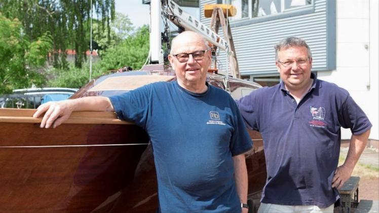 Auch wenn er den Betrieb jüngst an seinen Sohn Jens Dannhus (rechts) übergeben hat, ist Hermann Dannhus immer noch regelmäßig in der Werft anzutreffen.