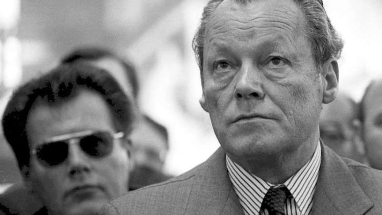Maulwurf im Kanzleramt: Der DDR-Spion Günter Guillaume (links) begleitet Bundeskanzler Willy Brandt zu einer Betriebsversammlung der BKB in Helmstedt. 