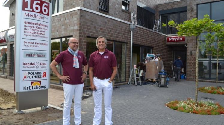 Die Investoren Dr. Sören Arens und Drs. Thomas Lewe (von links) vor dem neuen Ärztehaus am Hasporter Damm 166. 