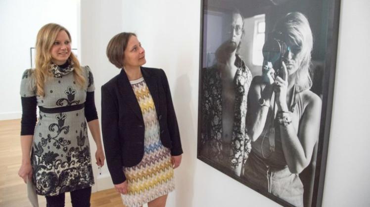 Kuratorin Heidrun Mezger (links) und Galerie-Leiterin Annett Reckert freuen sich auf eine besondere Finissage  in der Stätischen Galerie Delmenhorst. 