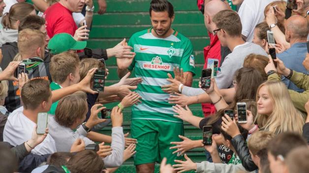 Claudio Pizarro beim Tag der Fans 2016. Der altgediente Fußballstar ist auch in diesem Jahr wieder im Weser-Stadion, Werder Bremen hat ihn zum fünften Mal verpflichtet. Foto: imago/Nordphoto