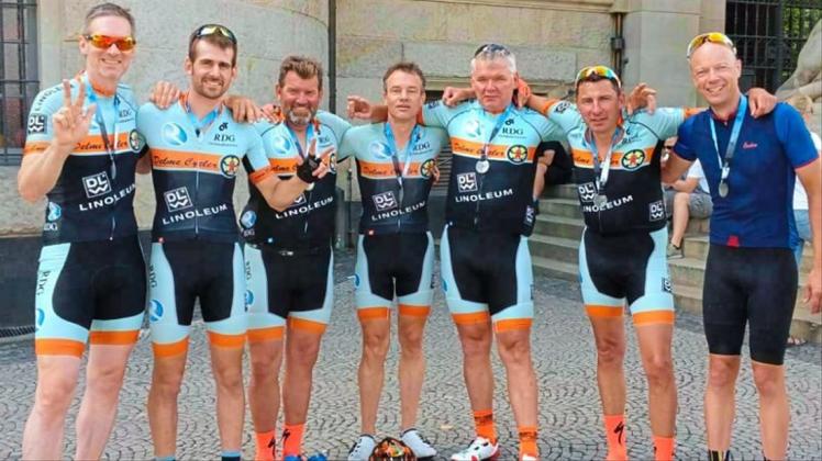Gute Laune nach den ProAm in Hannover: Die Delme-Cycler (von links) Hermann Helmers, Hannes Lampe, Jörg Stempnewicz, Marco Stöver, Christoph Magda, Mario Feddersen und Carsten Kuttritz wurden in der Teamwertung Dritter. Gute Laune nach den ProAm in Hannover: Die Delme-Cycler (von links) Hermann Helmers, Hannes Lampe, Jörg Stempnewicz, Marco Stöver, Christoph Magda, Mario Feddersen und Carsten Kuttritz wurden in der Teamwertung Dritter.