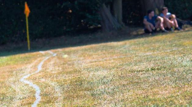 Das Spielfeld in Oldendorf stellte die Fußballer vor besondere Herausforderungen. Foto: Peter Gürtler Das Spielfeld in Oldendorf stellte die Fußballer vor besondere Herausforderungen. Foto: Peter Gürtler