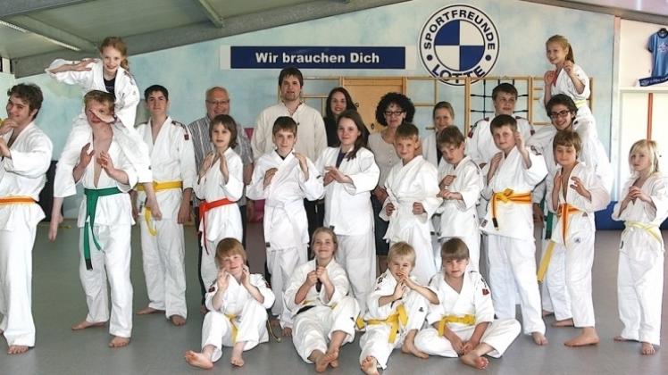Abschied inmitten von Wavesy-Weißkitteln nehmen nach sieben Jahren Julian und Mareen Wittbrodt (Mitte).
Abschied inmitten von Wavesy-Weißkitteln nehmen nach sieben Jahren Julian und Mareen Wittbrodt (Mitte).