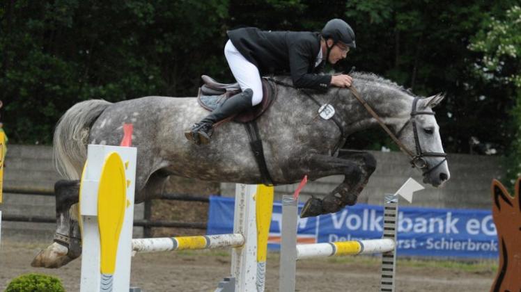 Heimspiel: Tobias Jüchter vom RV Grüppenbühren startete im Turnier seines Vereins auf Lumos B im M-Springen. 