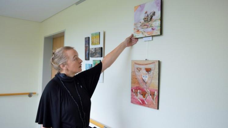 Die Malerin Libet Cusco erläutert ihre Werke, die im Altenpflegeheim St. Franziskus in Freren zu besichtigen sind. 

            

              
                