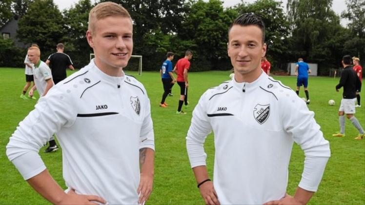 Junges Trainer-Duo: Der 19-jährige Kilian Schaar (links) und der ein Jahr ältere Marcel Stegemann sind für die B-Junioren des TuS Heidkrug verantwortlich. Die Mannschaft ist als Landesligist das Aushängeschild der hiesigen Fußball-Jugendszene. 