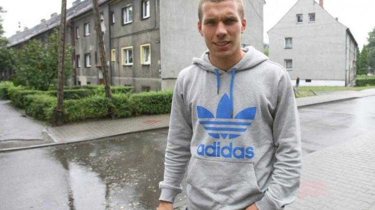 
              Enge Bindung: Lukas Podolski hängt sehr an seiner polnischen Heimat - hier vor seinem Elternhaus. 