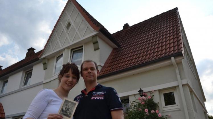 Kathrin Ott und Ricardo Franz vor ihrem Haus in Düsternort. 