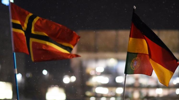 Reichsbürger erkennen die Bundesrepublik Deutschland und ihre Flagge nicht an. Sie schwenken lieber die im Jahr 1944 von Josef Wirmer als Nationalflagge vorgeschlagen Fahne (links). Hier wehen beide Fahnen bei einer „Legida“-Demo in Leipzig (Sachsen). 