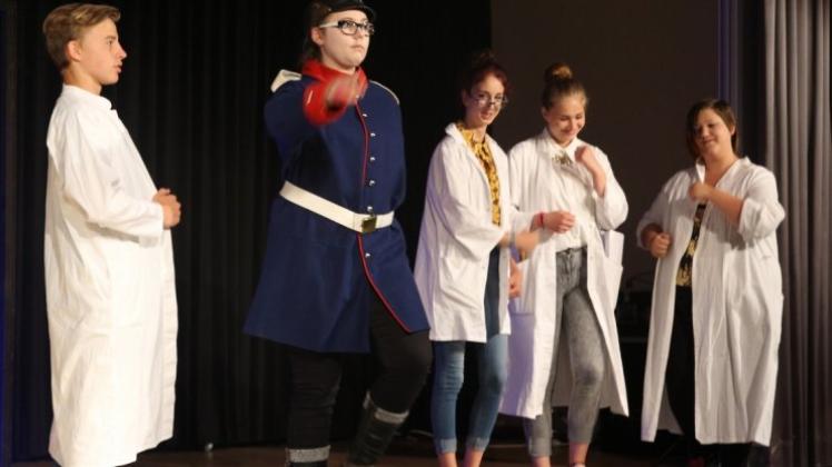 Ein geniales Zeitchaos mit Charme und nachdenklichen Zwischentönen bringt die Theater-AG der Geschwister-Scholl-Oberschule auf die Bühne. Fotos: Frank Muscheid