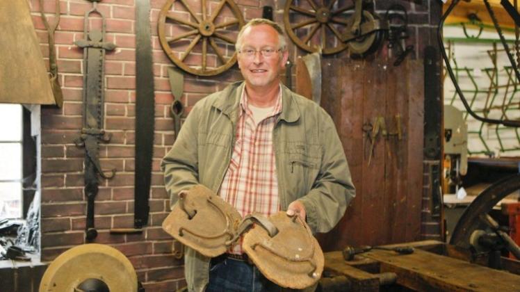 
              Gegen das Versinken in Moor: Hans-Gerd Jansen zeigt die Schuhe, die früher Pferde bei der Feldarbeit im Moor tragen mussten.