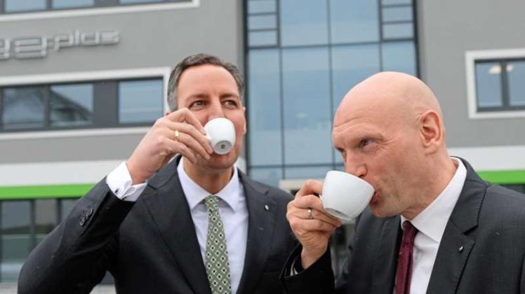 Hoch die Tassen! Den beiden Geschäftsführern der Osnabrücker CP Group, Marc Beimforde (links) und  Jan-Dirk Büsselmann, schmeckt der Kaffee aus den eigenen Maschinen am besten. 