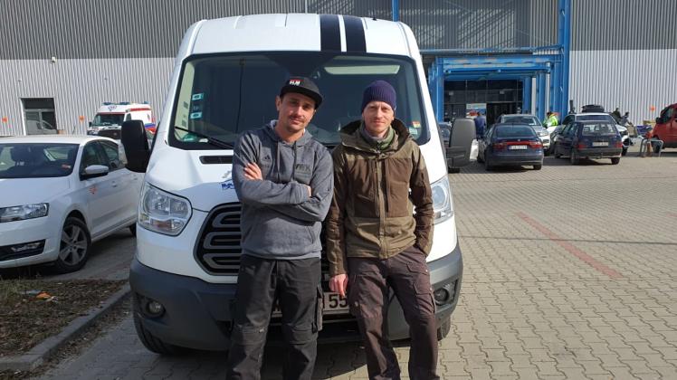 Der Delmenhorster Joschka Kuty (links) und sein Freund Marco Uhlirsch an der polnisch-ukrainischen Grenze vor einem früheren Einkaufszentrum, das zum Hilfscenter für die Flüchtlingshilfe umgerüstet wurde.   