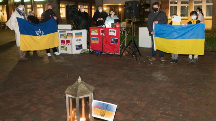 In Ganderkesee am mehrere Parteien und Verbände eine Mahnwache anlässlich des russischen Überfalls auf die Ukraine abgehalten.