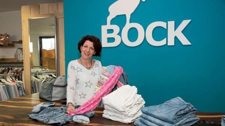 Berit Bock eröffnet am Samstag das Geschäft in der Redlingerstraße. Neben Jeanswear und Oberteilen aus Naturfasern bietet die 44-Jährige auch Accessoires an. 