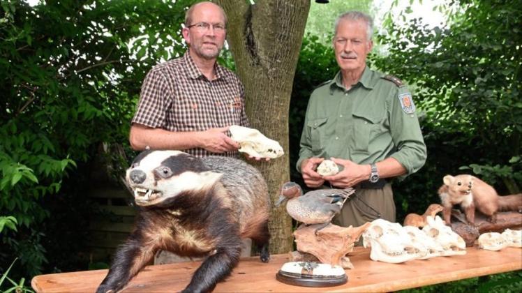 Modelle aus dem Unterricht an der Jagdschule präsentieren die Ausbilder Carsten Sauerwein (links) und Andreas Wittenberg. Modelle aus dem Unterricht an der Jagdschule präsentieren die Ausbilder Carsten Sauerwein (links) und Andreas Wittenberg.