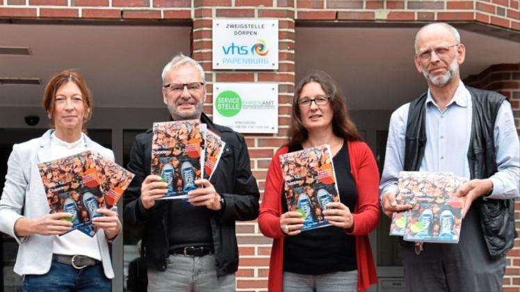 Das VHS-Zweigstellenprogramm für das Herbstsemester 2018 stellten (von links) Simone Wagner, Hans-Georg Elixmann, Natascha Hartleif und Hermann Schade vor. 