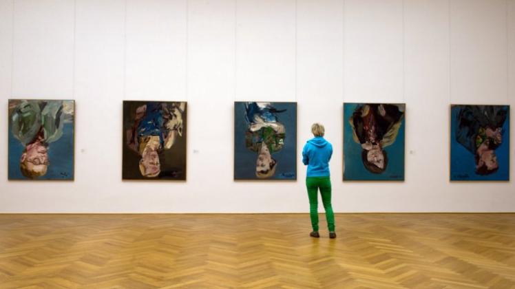 Hier hängen sie noch an der Museumswand: die „Porträtserie“ des Malers Georg Baselitz im Albertinum in Dresden. Baselitz will seine verliehenen Werke aus Museen abziehen. 