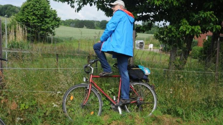 Ein Fahrrad als Trittleiter: Heinz Wüppen versucht unterwegs einen Blick auf exotische Tiere zu erhaschen. 