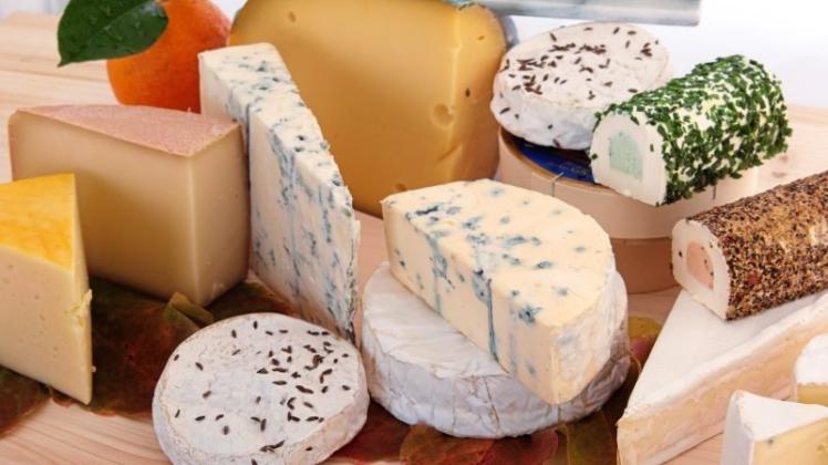 Das ist doch alles Käse! Obgleich es so viele schmackhafte Käsesorten gibt, ist das Milchprodukt in der deutschen Umgangssprache ein beliebtes Synonym, um seine Geringschätzung zu äußern. 