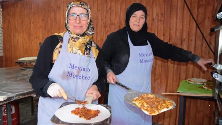 Scheuen keine Mühe für das Gemeindefest: Fatma Sevgi und Yurgagül Dogan 